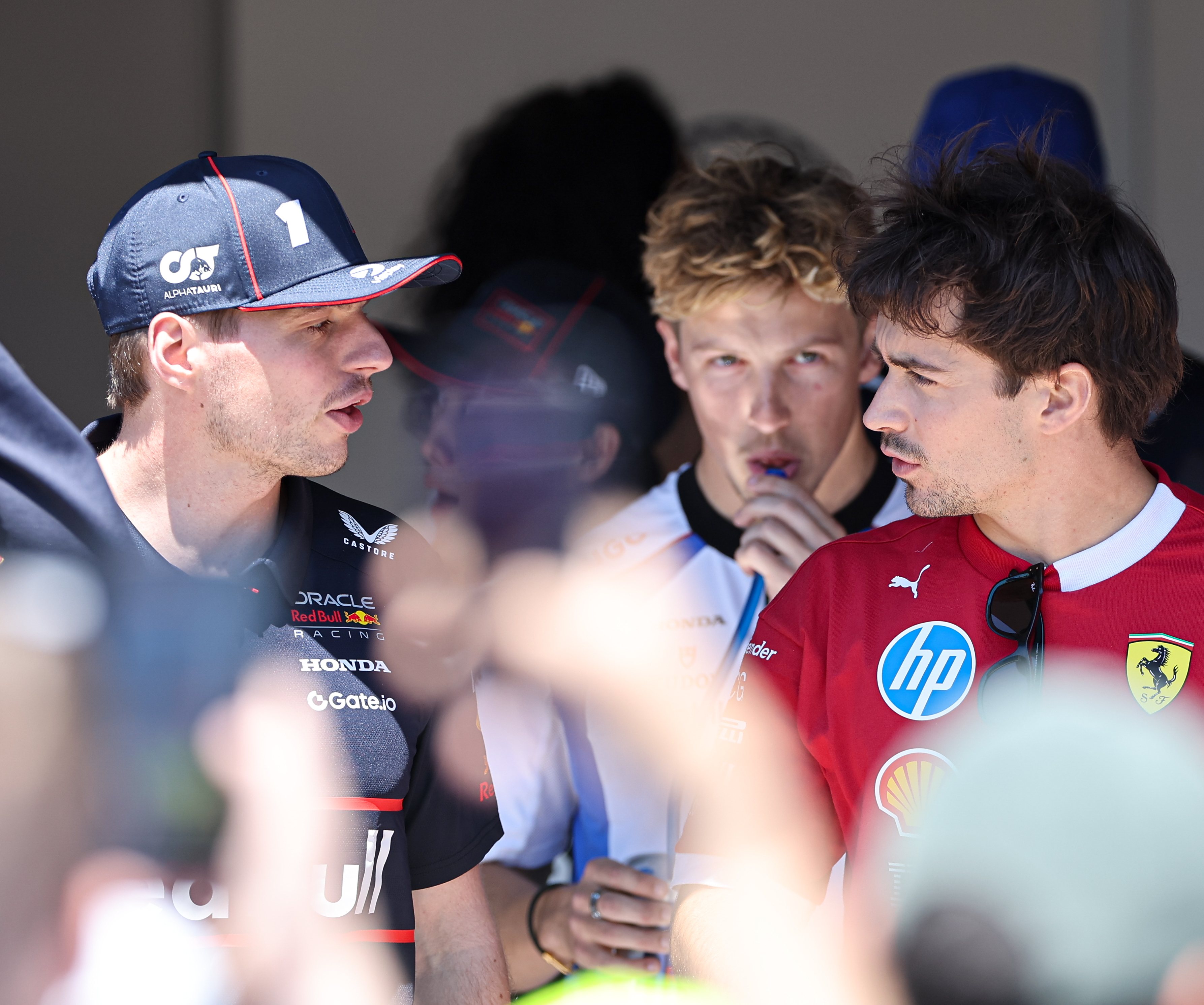 索伯车队险胜雷诺车队，维斯塔潘带队取胜