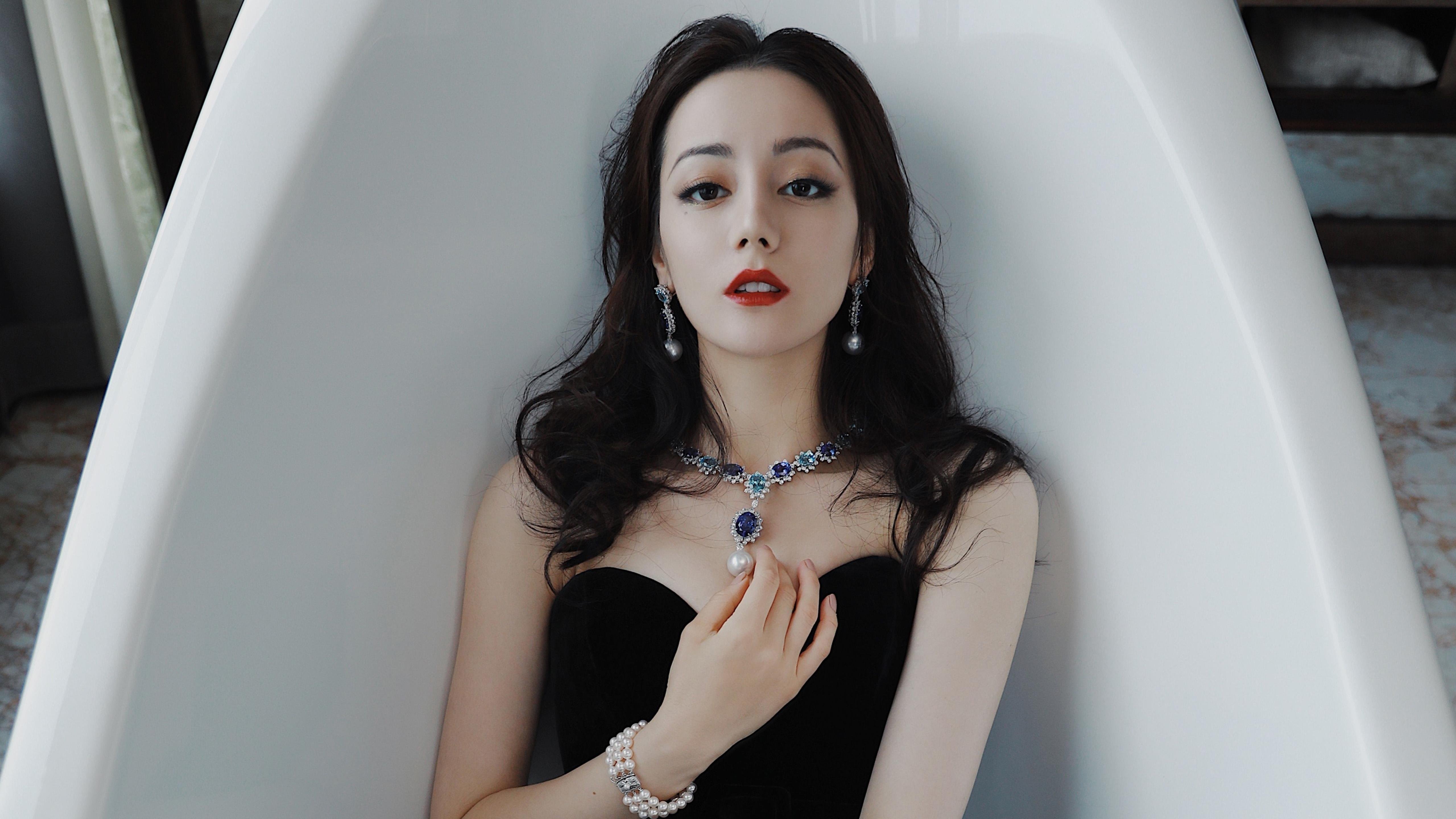 夜光篮球与奇迹三分，贝恩最后一秒的双重绝唱